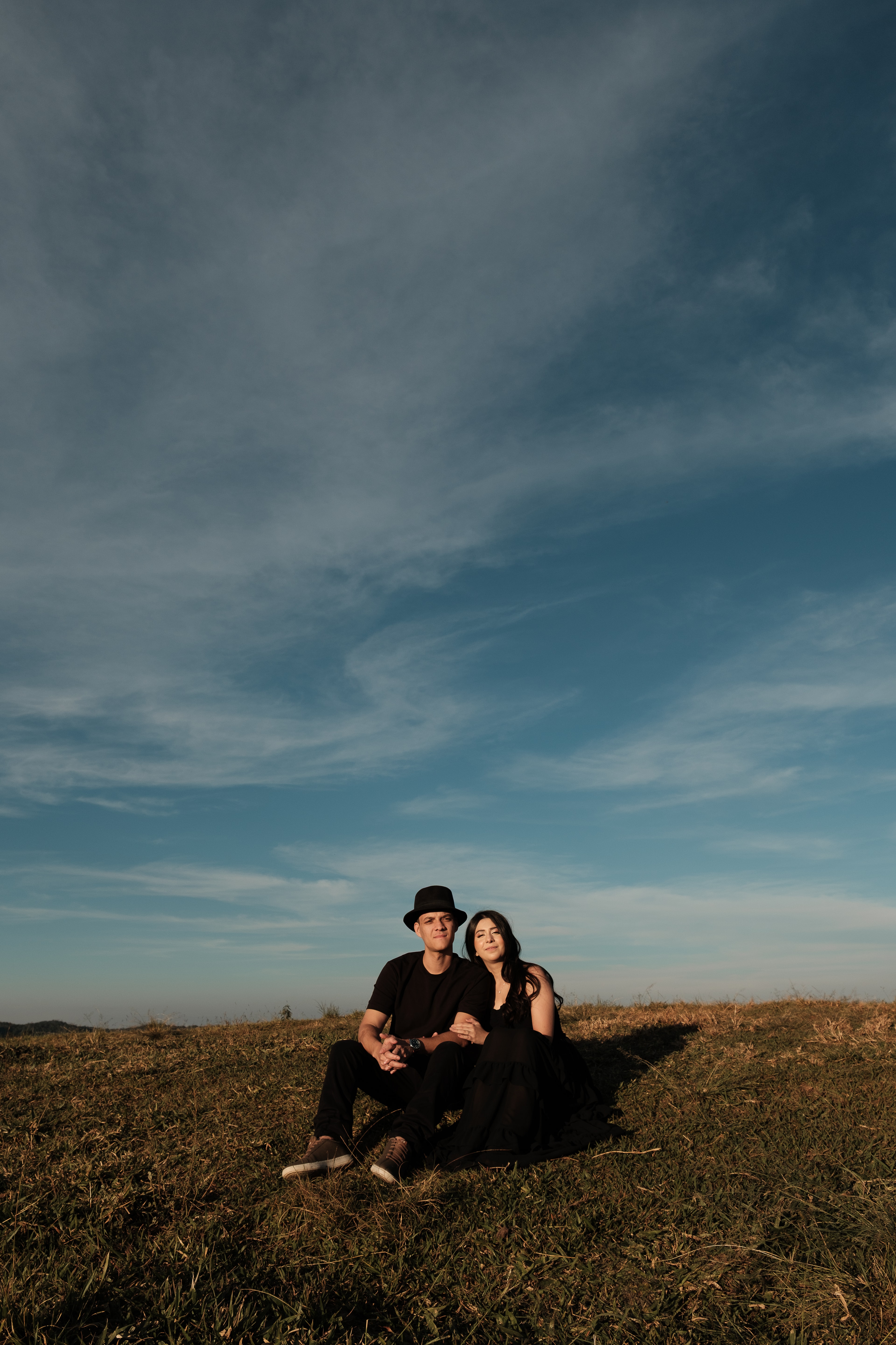 Thauany e Gabriel de preto, olhando o céu